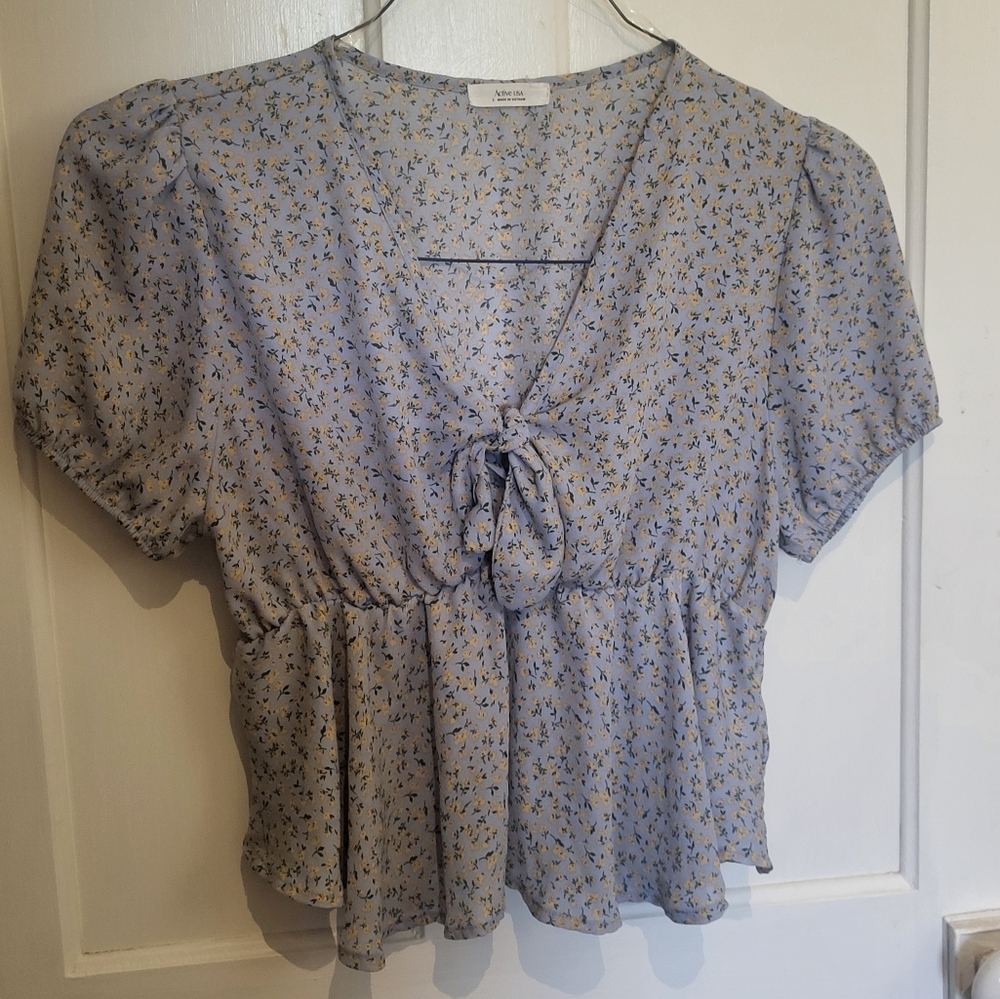 Active USA Gray and White Puff Sleeve Blouse with Tie Front